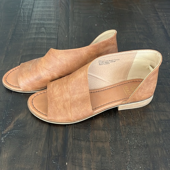 Beast Fashion Women's Lotus Slip On Open Toe Side Cut Out Sandals - Picture 3 of 9